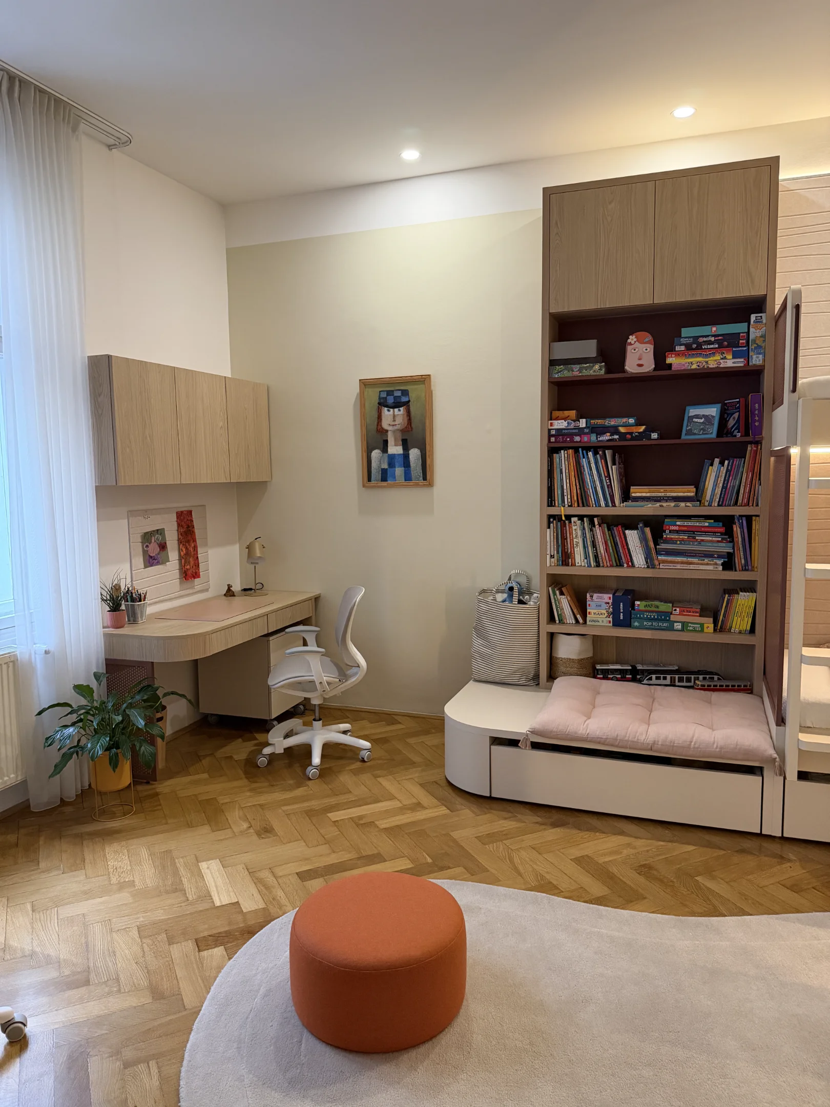 Dětský pokoj s psacím stolem knihovnou a dřevěnou podlahou